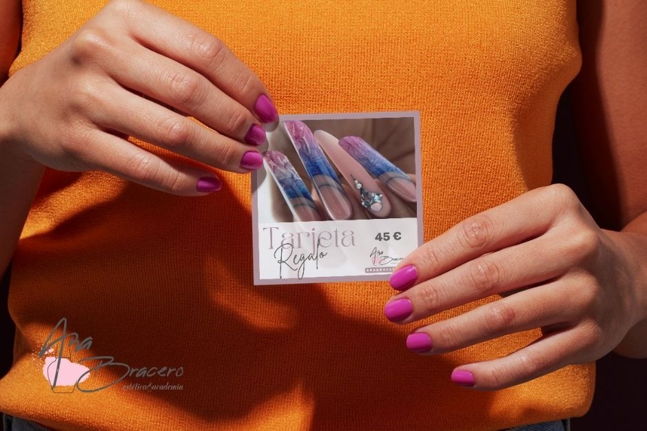 Tarjeta regalo manicura y tienda online manicura profesional productos Torredonjimeno Ana Bracero